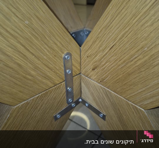 חיבור עץ עם זוויות מתכת וברגים